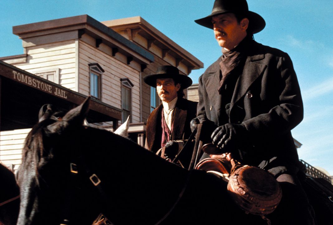 Kommen im Wüstenkaff Tombstone an: Doc Holliday (Dennis Quaid, l.) und Wyatt Earp (Kevin Costner, r.) - Bildquelle: Warner Bros.