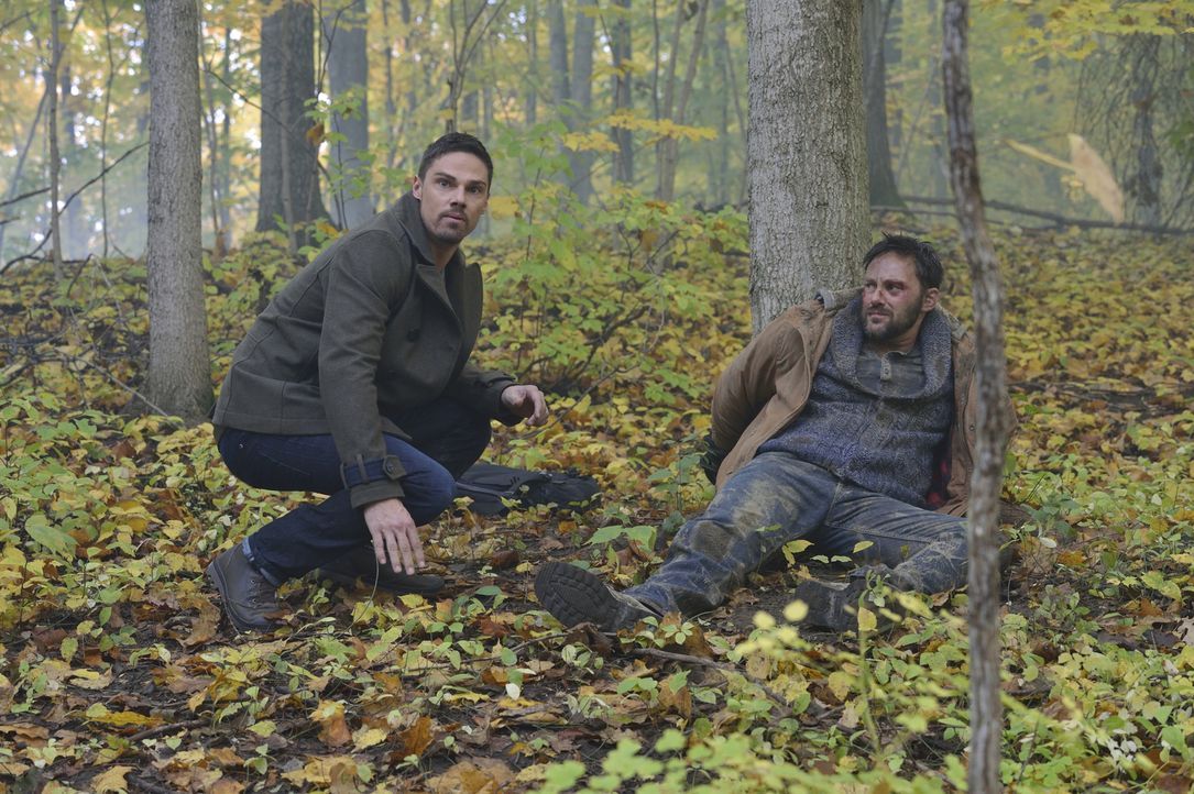Langsam wird Vincent (Jay Ryan, l.) klar, dass er mit Eddie (Darren Keay, r.) in eine perfekte Falle gelockt wurde ... - Bildquelle: Ben Mark Holzberg 2015 The CW Network, LLC. All rights reserved.