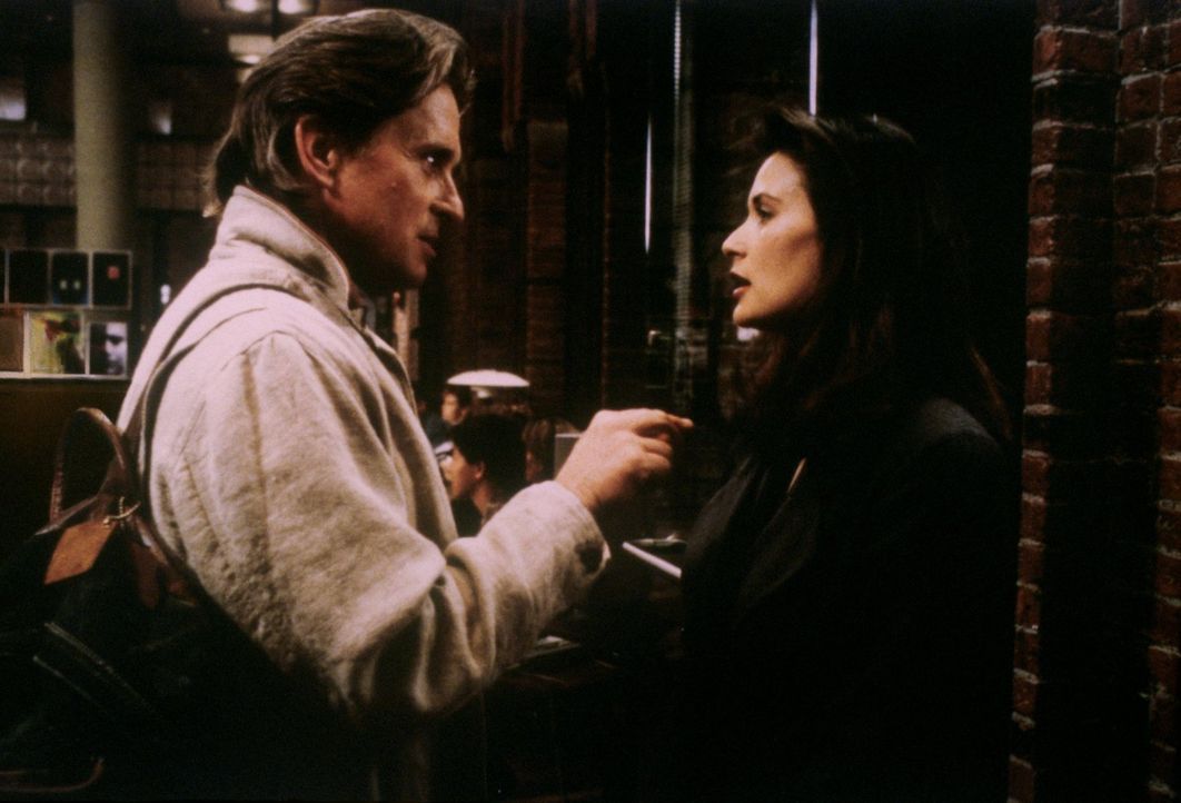 Vor Jahren hatten Tom Sanders (Michael Douglas, l.) und Meredith Johnson (Demi Moore, r.) eine Affäre, doch als Meredith in seinem Unternehmen zu ar... - Bildquelle: 1994 Warner Bros.