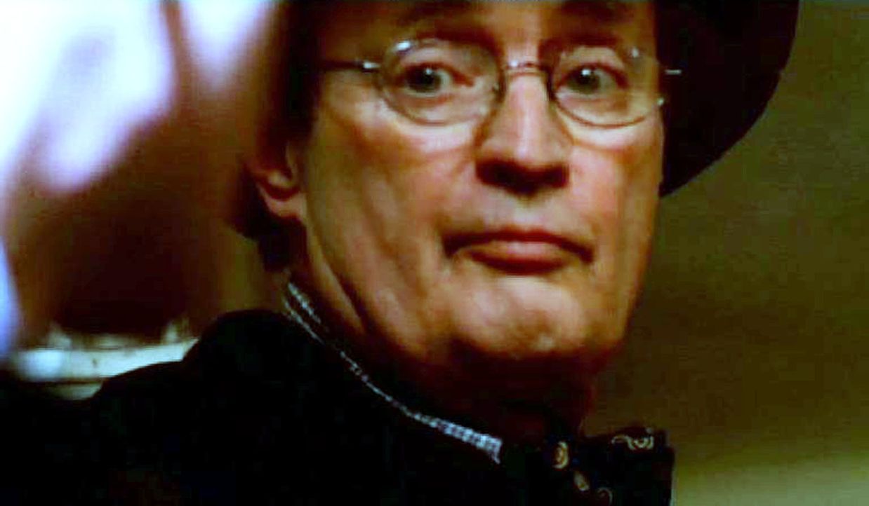 Dr. Donald 'Ducky' Mallard (David McCallum) untersucht am Tatort die Leiche eines ermordeten Marines ... - Bildquelle: CBS Television