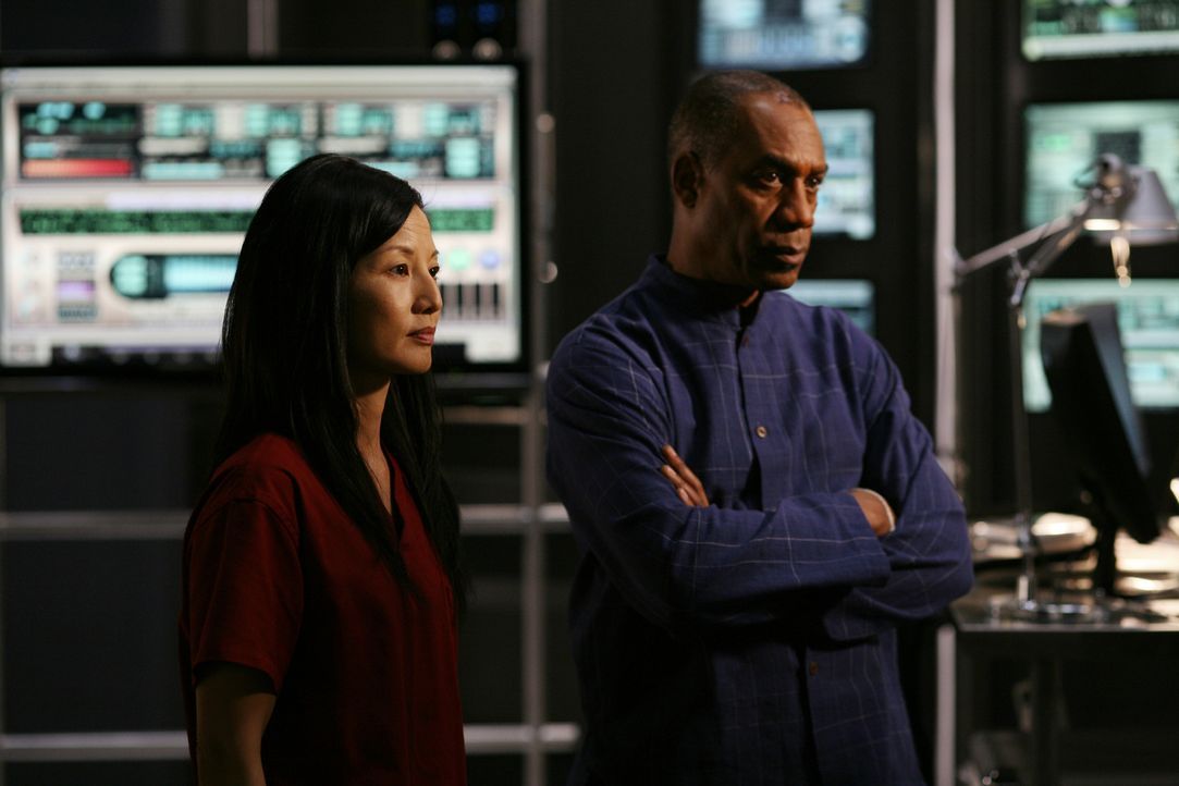 Für das Herunterladen der Daten im Computer Kim (Tamlyn Tomita, l.) erhält G. D. Hilfe von einem Dr. Manlius, der sich als früherer Tutor von Tess h... - Bildquelle: Universal Television
