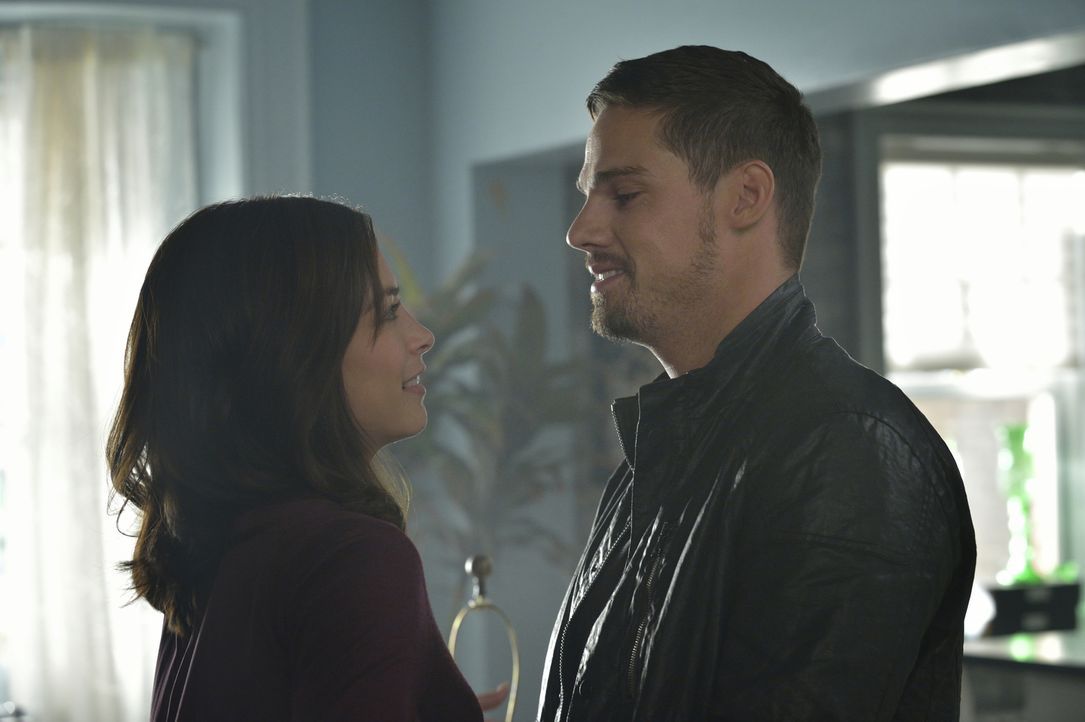Während JT im Krankenhaus mit dem gesuchten Mörder verhandeln möchte, haben Vincent (Jay Ryan, r.) und Katherine (Kristin Kreuk, l.) noch Schwierigk... - Bildquelle: Ben Mark Holzberg 2015 The CW Network, LLC. All rights reserved.