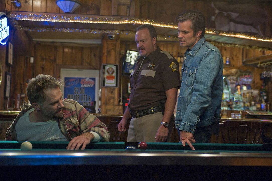 Fühlen Johnny Crowder (David Meunier, l.) auf den Zahn: Sheriff Hunter Mosley (Brent Sexton, M.) und Raylan Givens (Timothy Olyphant, r.) - Bildquelle: 2010 Sony Pictures Television Inc. and Bluebush Productions, LLC. All Rights Reserved.