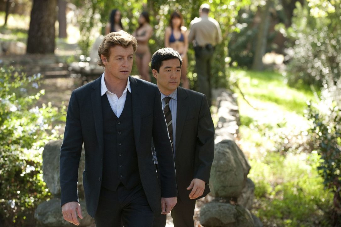 Versuchen, den Mord am Sohn eines Mafiabosses aufzuklären: Patrick (Simon Baker, l.) und Kimball (Tim Kang, r.) ... - Bildquelle: Warner Bros. Television