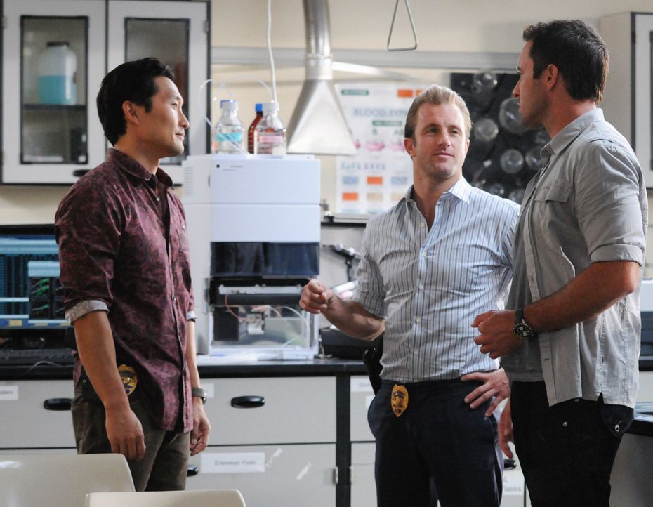 Ermitteln in einem neuen Mordfall: Steve (Alex O'Loughlin, r.), Danny (Scott Caan, M.) und Chin (Daniel Dae Kim, l.) ... - Bildquelle: 2012 CBS Broadcasting, Inc. All Rights Reserved.