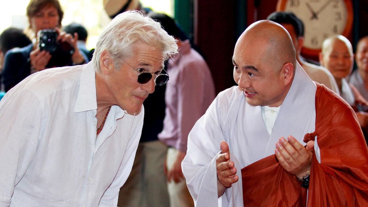 Richard Gere mit dem buddhistischen Mönch Sung Jin - Bildquelle: AFP