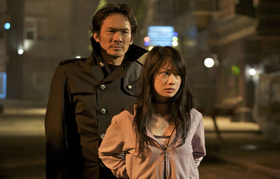 Masazuka (Tsuyoshi Ihara, l.) will neben dem größten Ninja-Schatz nur noch eines: Senseis Tochter Namiko (Mika Hijii, r.) ... - Bildquelle: Nu Image