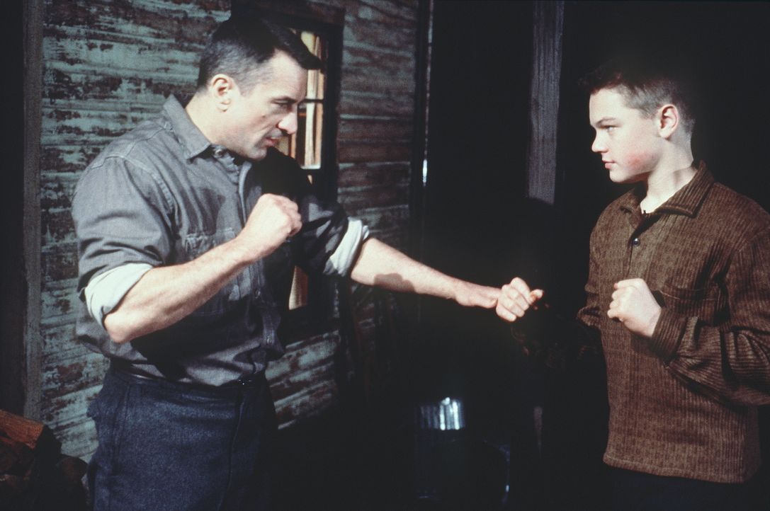 Dwight Hansen (Robert De Niro, l.) möchte aus seinem Stiefsohn Toby (Leonardo DiCaprio, r.) einen richtigen Mann machen und bringt ihm bei, wie man... - Bildquelle: Warner Bros.
