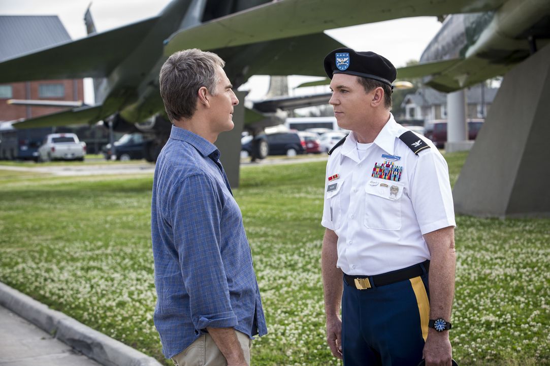 Als ein Navy-Leutnant während eines heimlichen Stelldicheins mit einem hochrangigen General ums Leben kommt, bittet Prides (Scott Bakula, l.) alter... - Bildquelle: Skip Bolen 2016 CBS Broadcasting, Inc. All Rights Reserved / Skip Bolen