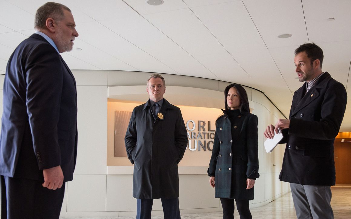 Holmes (Jonny Lee Miller, r.), Watson (Lucy Liu, 2.v.r.) und Capt. Gregson (Aidan Quinn, 2.v.l.) haben Beweise in der Hand, um den Kunsthändler Jaco... - Bildquelle: CBS Television