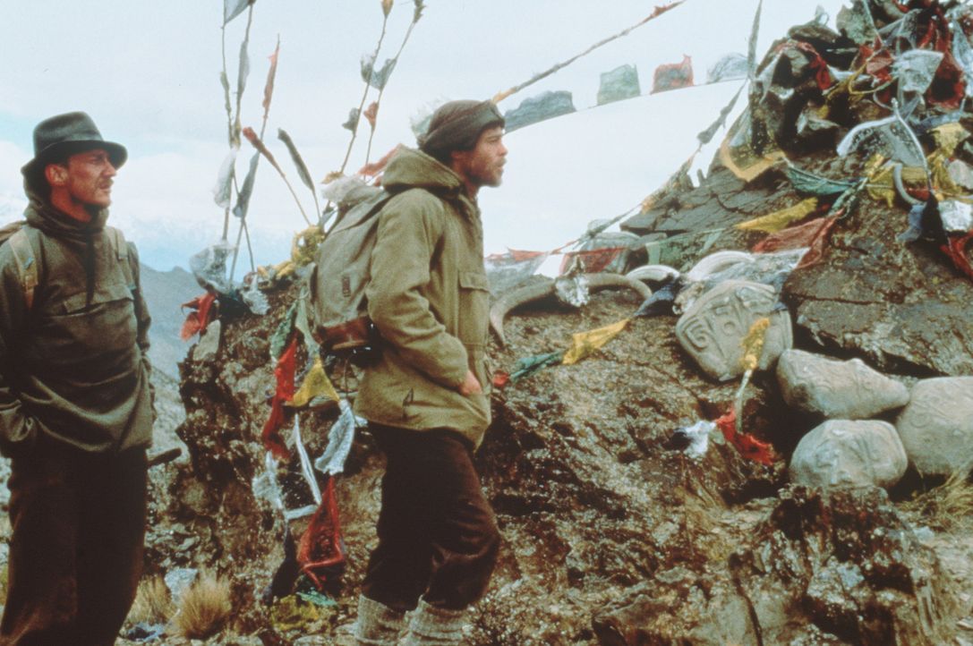 In Tibet stoßen Heinrich Harrer (Brad Pitt, r.) und sein Bergsteiger-Kollege Peter Aufschnaiter (David Thewlis, l.) auf eine völlig andere Kultur... - Bildquelle: TriStar Pictures