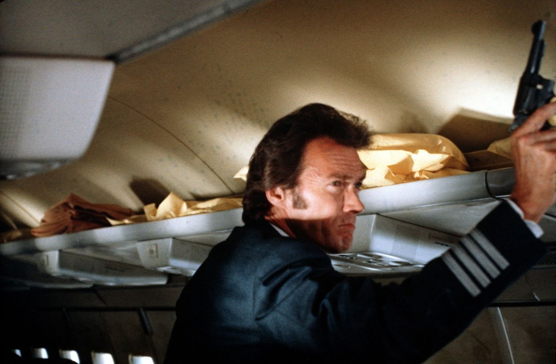 Als Pilot getarnt, gelingt es Inspektor Callahan (Clint Eastwood), eine Flugzeugentführung zu verhindern ... - Bildquelle: Warner Bros.