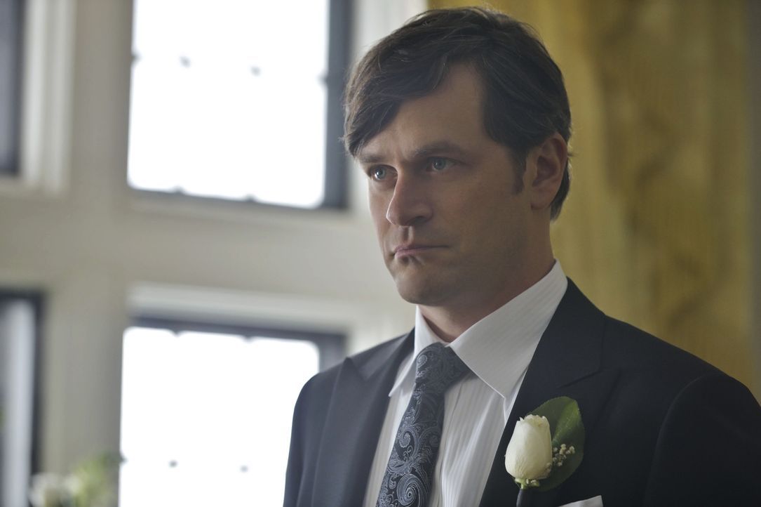 Will nach seiner Rettung aus dem Verließ sein Ehegelöbnis mit seiner Frau und Cats Kollegin Dana erneuern: Sam (Tom Everett Scott) ... - Bildquelle: 2013 The CW Network, LLC. All rights reserved.