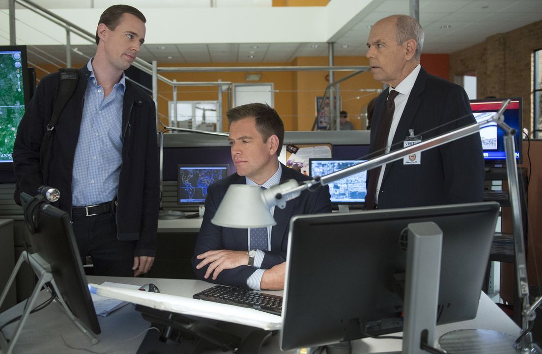 Gibbs' greift gemeinsam mit McGee (Sean Murray, l.) und Tony (Michael Weatherly, M.) seinem alten Freund Fornell (Joe Spano, r.) bei den Ermittlunge... - Bildquelle: Neil Jacobs CBS Television / Neil Jacobs