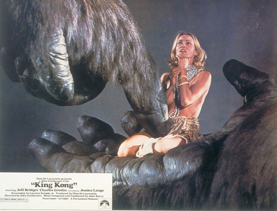 Auf einer Insel im Stillen Ozean verschleppt der riesige Gorilla King Kong die anmutige Dawn (Jessica Lange) ... - Bildquelle: Paramount Pictures