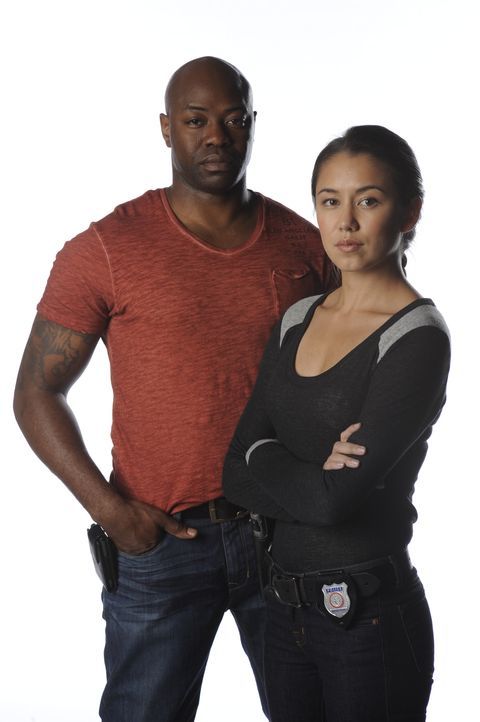 (2. Staffel) - Detective Elizabeth Liette (Luisa D'Oliveira, r.) und ihr Kollege Leo (Dayo Ade, l.) sind ein eingespieltes Team im Kampf gegen das V... - Bildquelle: CBC 2013