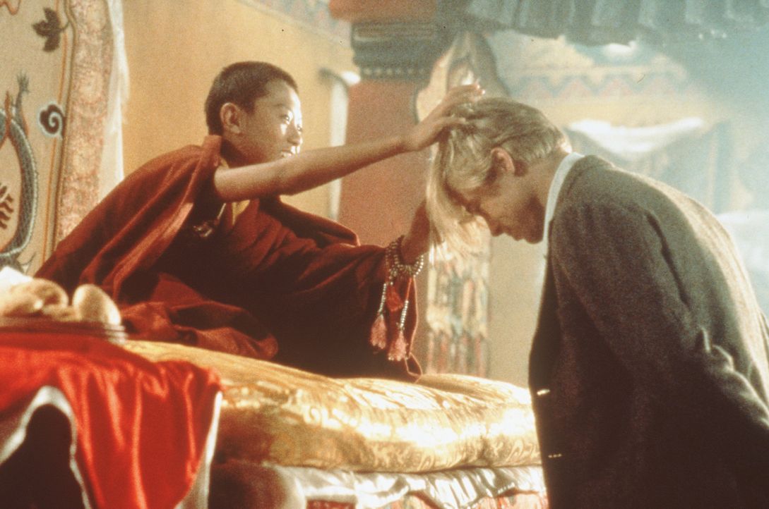 Der junge Dalai Lama (Jamyang Wangchuk, r.) ist von dem blonden Haar des Bergsteigers aus dem Abendland, Heinrich Harrer (Brad Pitt, l.), fasziniert... - Bildquelle: TriStar Pictures