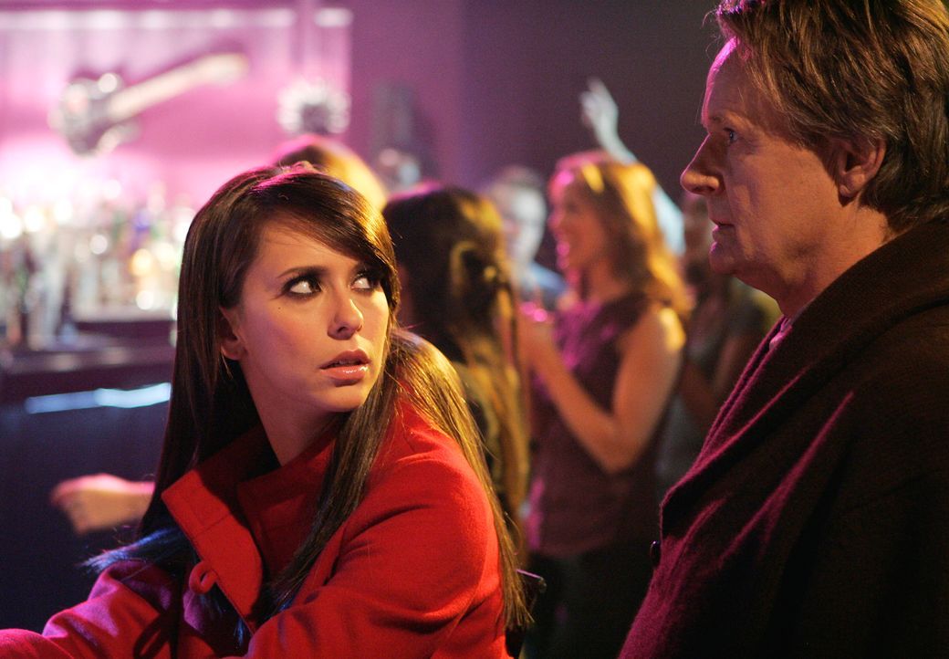 Der Geist von Patrick (Norbert Weisser, r.) nimmt auf einem Konzert Kontakt zu Melinda (Jennifer Love Hewitt, l.) auf … - Bildquelle: ABC Studios