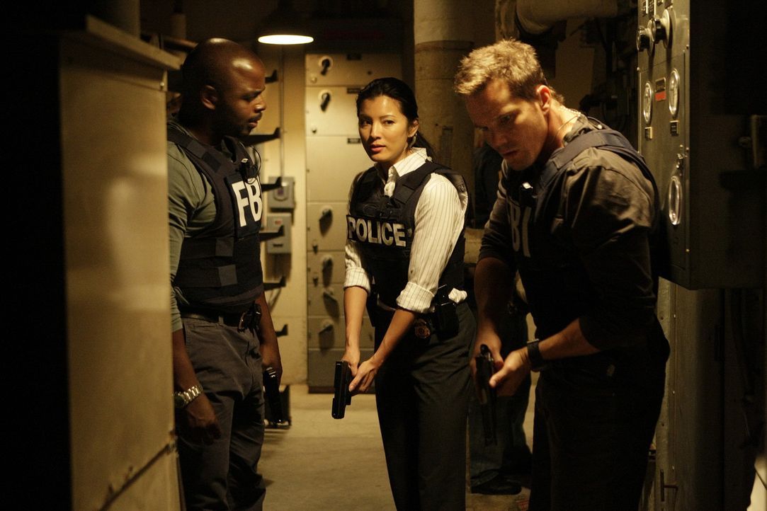 Ein neuer Fall beschäftigt Alice Kim (Kelly Hu, M.), Colby Granger (Dylan Bruno, r.) und David Sinclair (Alimi Ballard, l.). Gemeinsam unternehmen... - Bildquelle: Paramount Network Television