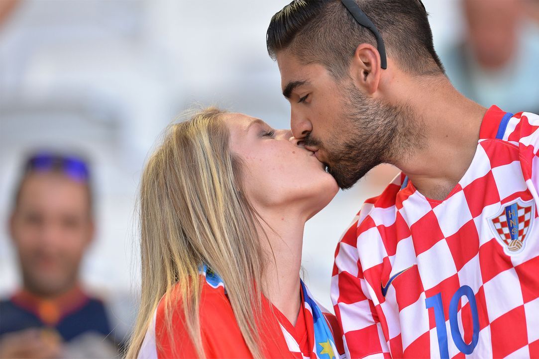 Croatian_kiss_000_C77H1_NICOLAS TUCAT_AFP - Bildquelle: AFP / NICOLAS TUCAT