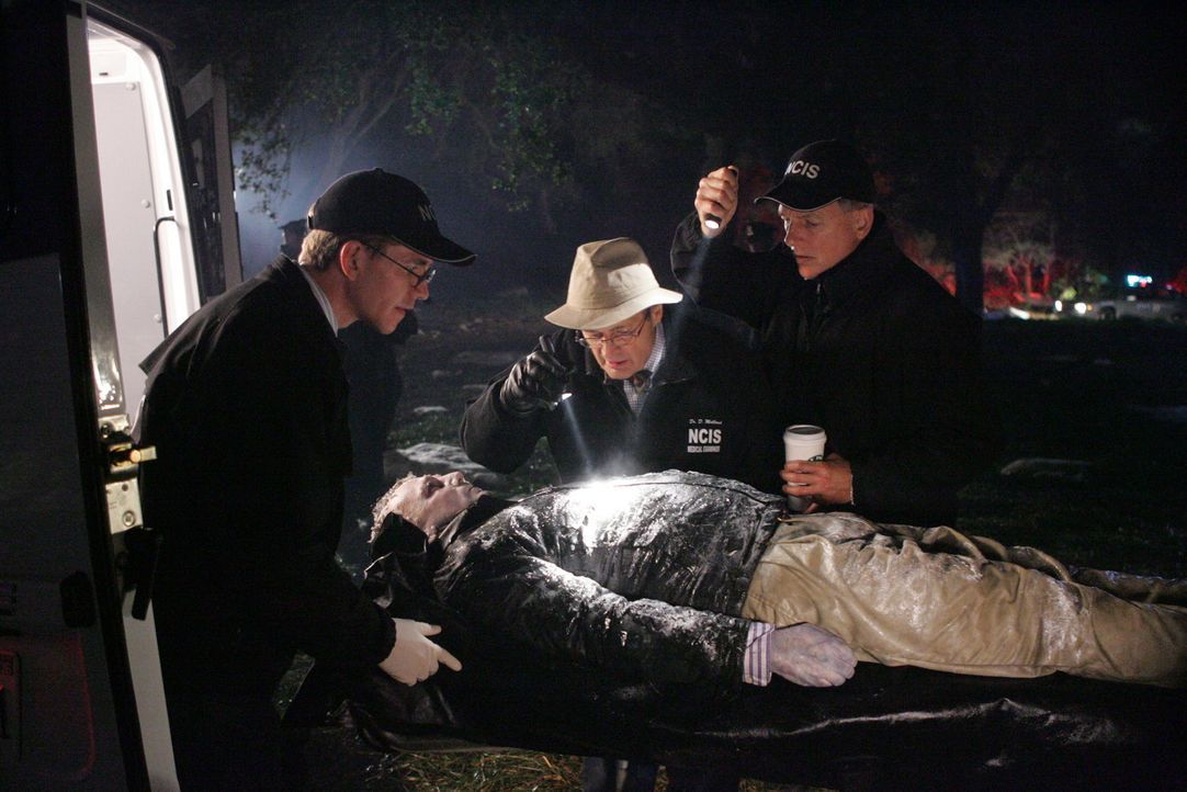 Jimmy Palmer (Brian Dietzen, l.), Ducky (David McCallum, M.) und Gibbs (Mark Harmon, r.) wollen herausfinden, was die Todesursache des Marines war ... - Bildquelle: CBS Television