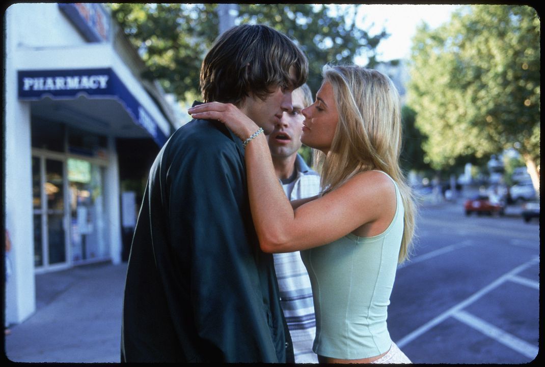 Chester (Seann William Scott, M.) kann es nicht glauben: Loser Jesse (Ashton Kutcher, l.) darf die Traumfrau Christie (Kristy Swanson, r.) küssen!... - Bildquelle: 2000 - 20th Century Fox - All Rights Reserved.