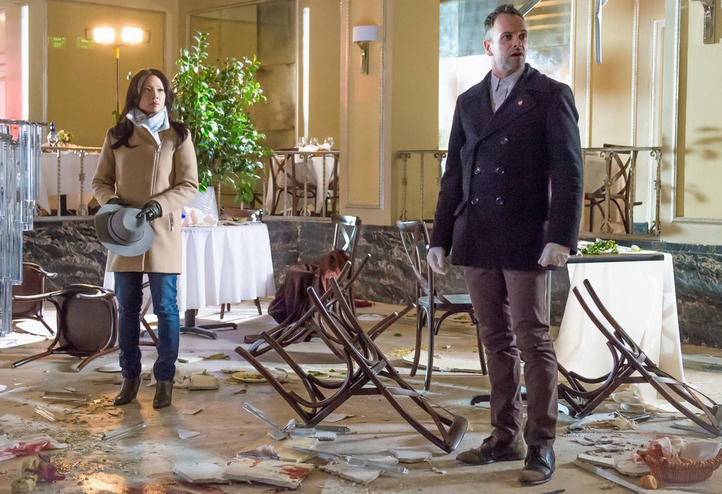 Dr. Watson (Lucy Liu, l.) und Sherlock Holmes (Jonny Lee Miller, r.) werden an den Ort einer Bombenexplosion gerufen ... - Bildquelle: CBS Television