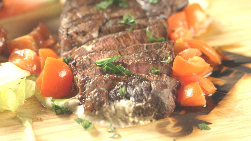 New York Strip Steaks mit schwarzem Pfeffer und Meerrettichsauce
