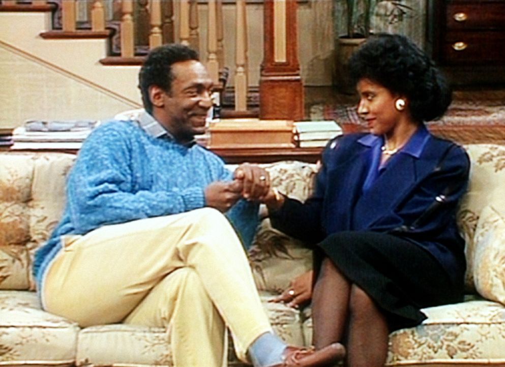 Cliff (Bill Cosby, l.) versucht, seiner Frau Clair (Phylicia Rashad, r.) zu entlocken, was er wohl zum Geburtstag bekommen wird. - Bildquelle: Viacom