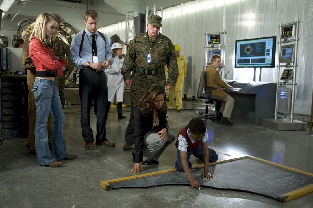 Jack Carter (Colin Ferguson, 2.v.l.) will seine Tochter Zoe (Jordan Hinson, l.) nach Los Angeles bringen, hat unterwegs einen Unfall und landet so i... - Bildquelle: Universal Television
