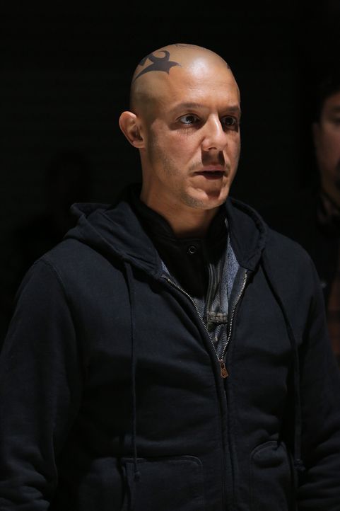 Nachdem er Gemma verschont hat, will Juice (Theo Rossi) schnellstmöglich das Land verlassen ... - Bildquelle: Prashant Gupta 2013 Twentieth Century Fox Film Corporation and Bluebush Productions, LLC. All rights reserved.