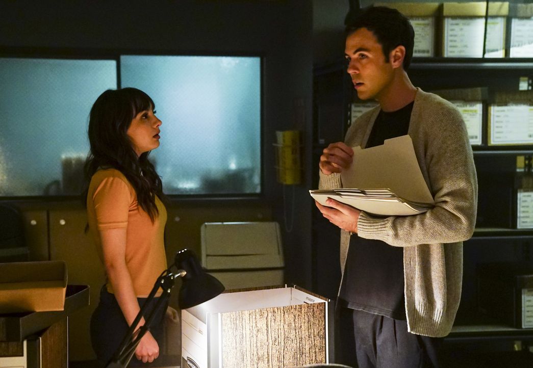 Ist zwischen Prudence (Hannah Marks, l.) Josh (Blake Lee, r.) mehr als ein gutes Arbeitsverhältnis? - Bildquelle: Sonja Flemming Sonja Flemming   2017 CBS Broadcasting, Inc. All Rights Reserved.