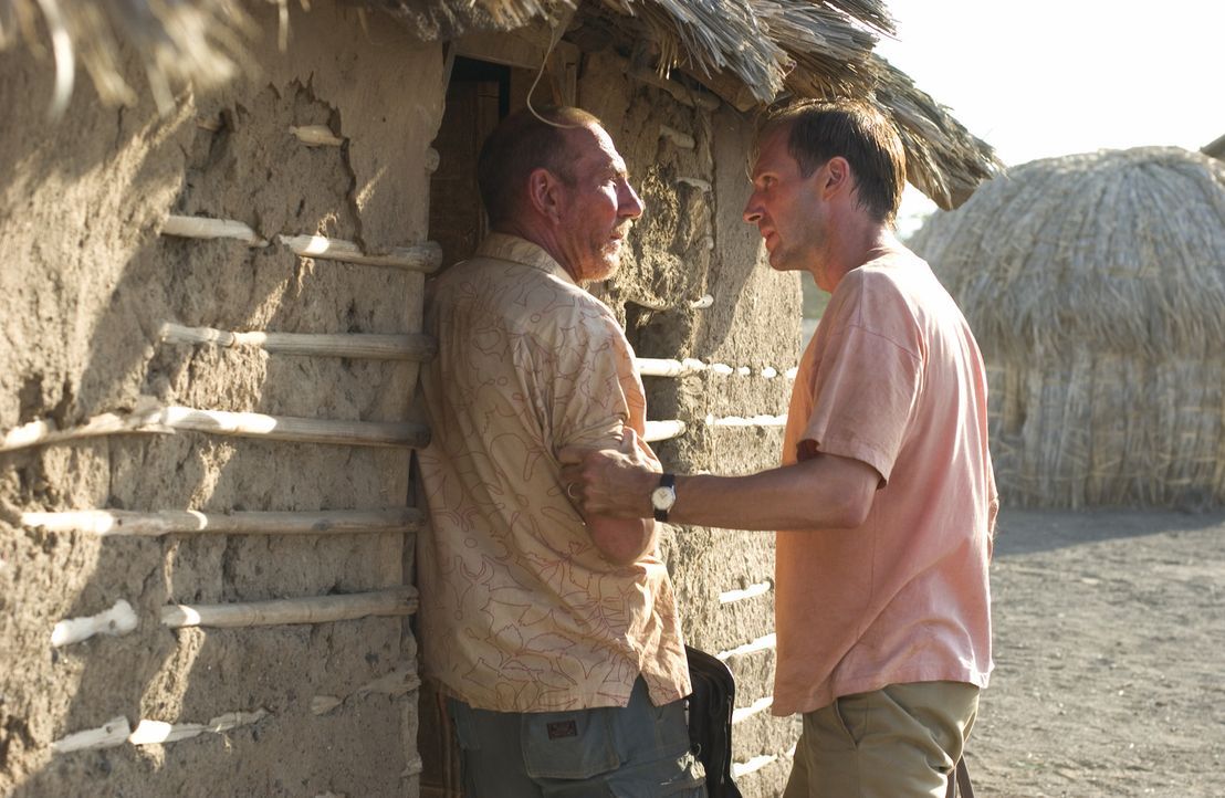 In Afrika und Europa begibt sich Justin Quayle (Ralph Fiennes, r.) auf die Suche nach der Wahrheit über den Tod seiner Frau. Er kommt schon bald ei... - Bildquelle: Epsilon Motion Pictures