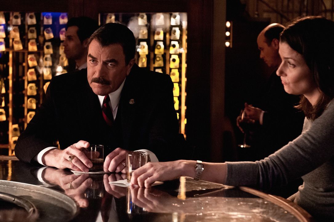 Beraten sich, weil Danny immer weiter in den Strudel gezogen wrid, der ihn wie einen Drogendealer aussehen lässt: Frank (Tom Selleck, l.) und Erin (... - Bildquelle: Tom Concordia 2012 CBS Broadcasting Inc. All Rights Reserved.