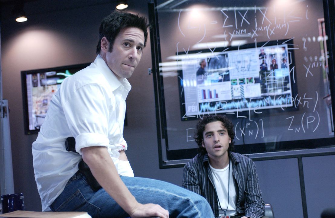 Versucht gemeinsam mit seinem Bruder Don (Rob Morrow, l.) und seinen eigenen perfekten mathematischen Berechnungen eine Bande Bankräuber zu stellen... - Bildquelle: Paramount Network Television
