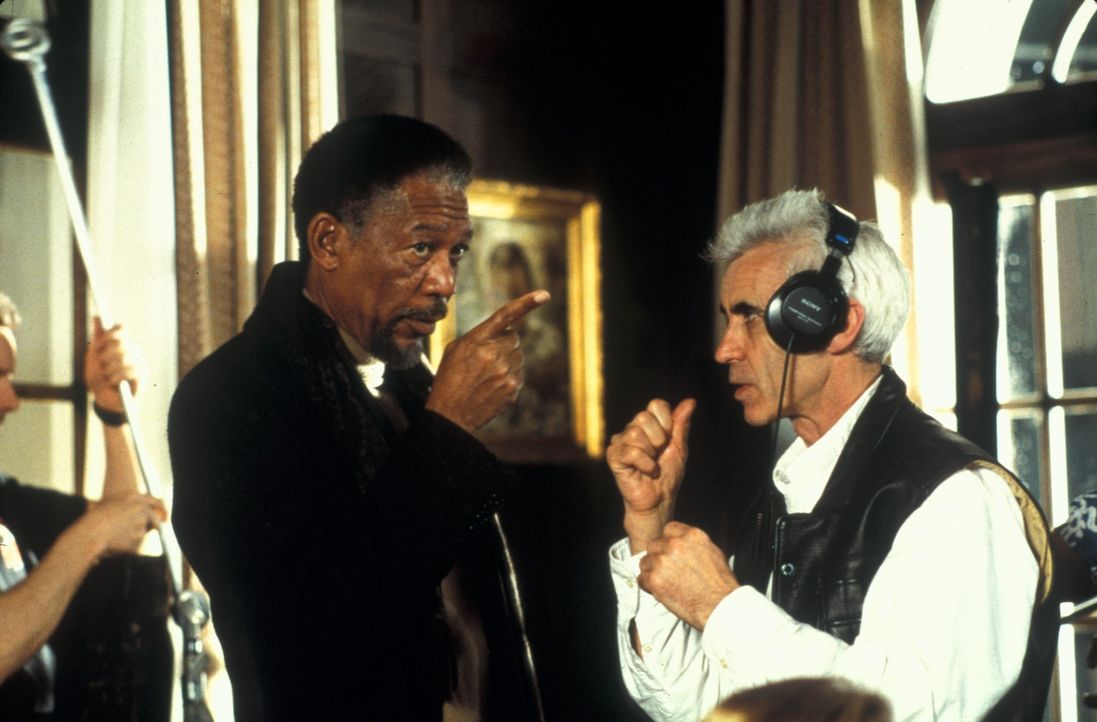 Regisseur Lee Tamahori (r.) mit seinem Hauptdarsteller Morgan Freeman (l.) im Gespräch ... - Bildquelle: Joseph Lederer 2001 Paramount Pictures
