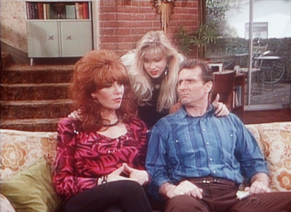 Kelly (Christina Applegate, M.) bittet Peggy (Katey Sagal, l.) und Al (Ed O'Neill, r.), eine Pyjamaparty im Haus feiern zu dürfen. - Bildquelle: Columbia Pictures