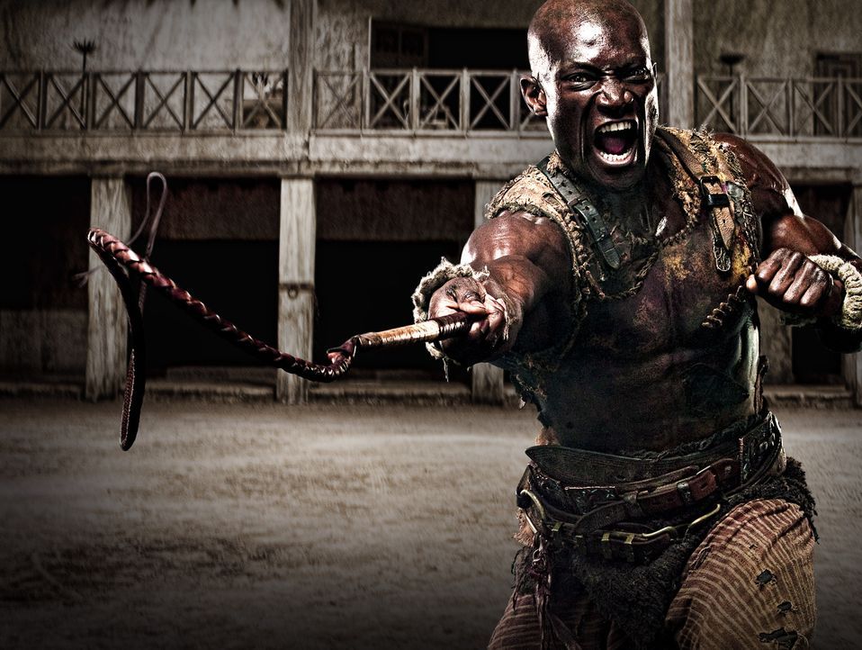 Drago (Peter Mensah) ist Sklave und Trainer der Gladiatoren in Batiatus' Gladiatorenschule. Er glaubt an die Ehre der Schule, bis er jedoch eines Be... - Bildquelle: 2009 Starz Entertainment, LLC