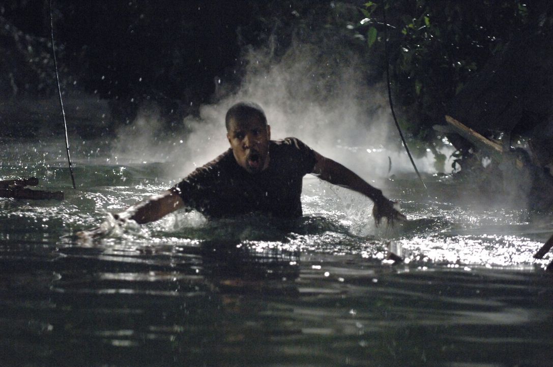Rückblende: Aaron (Eriq La Salle) versucht seine Familie in Sicherheit zu bringen ... - Bildquelle: Warner Bros. Entertainment Inc.