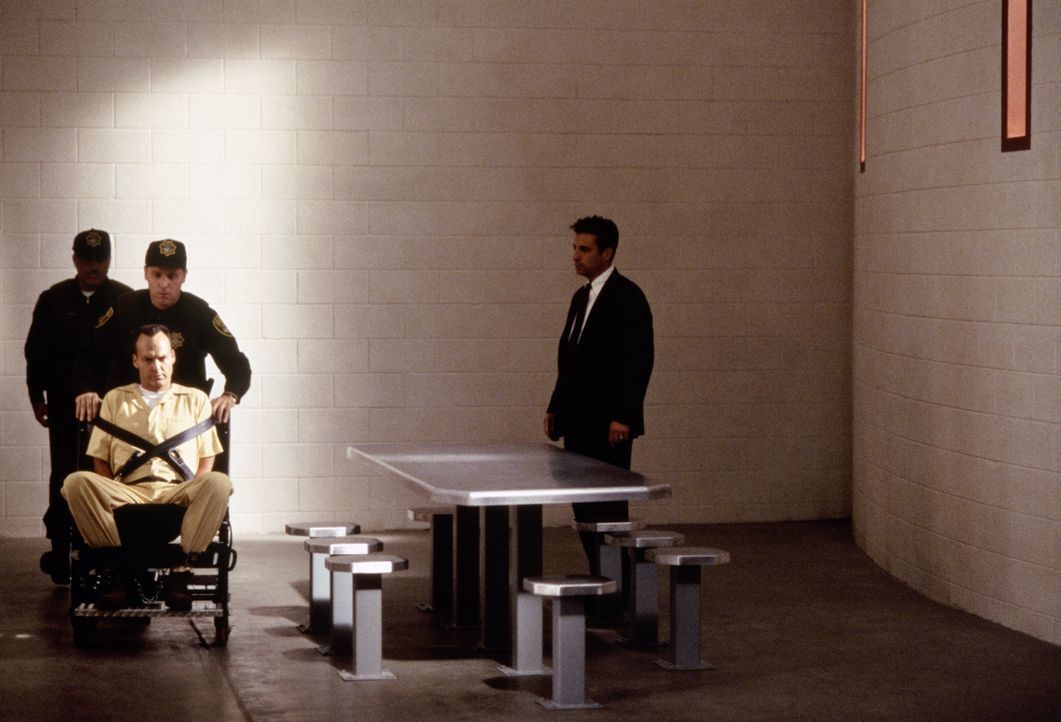 Connor (Andy Garcia, r.) gelingt es, seine Vorgesetzten zu der Überführung McCabes (Michael Keaton, vorne l.) ins Krankenhaus zu überreden, in de... - Bildquelle: Sony Pictures Television International. All Rights Reserved.