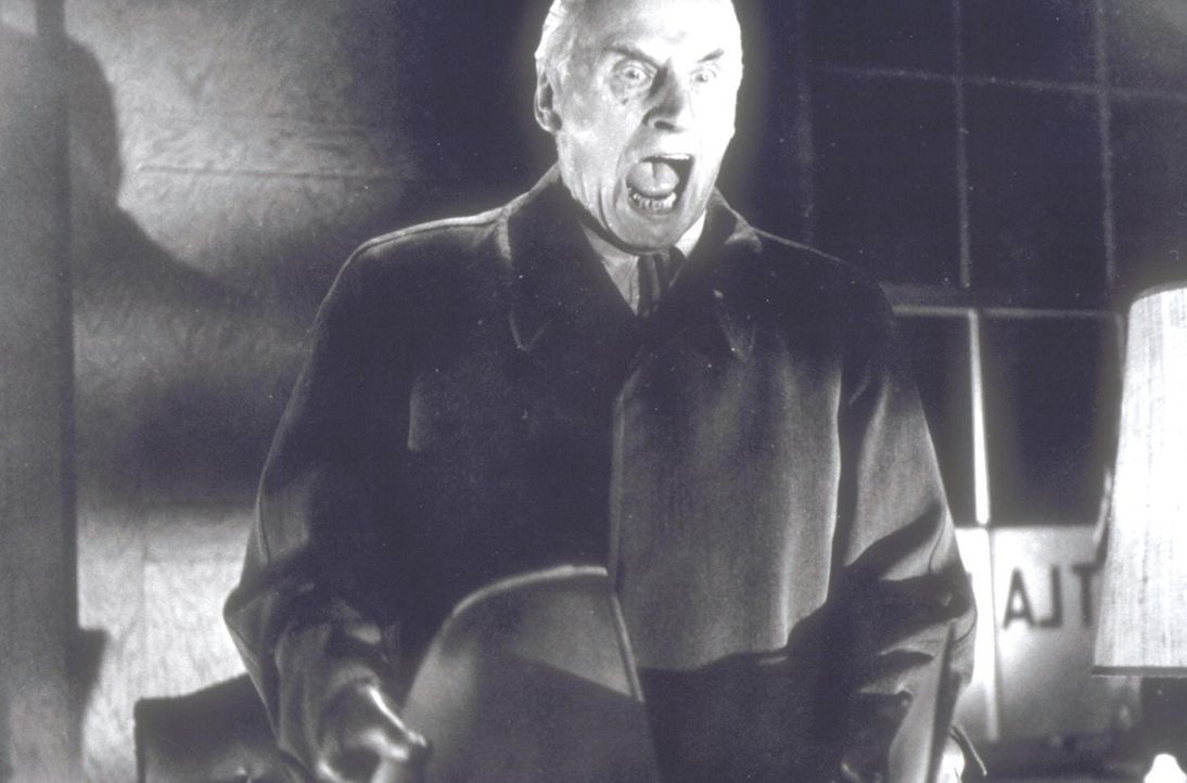 Unternehmer Ezra Maitland (Fritz Rasp) macht eine erschreckende Entdeckung ... - Bildquelle: Constantin Film