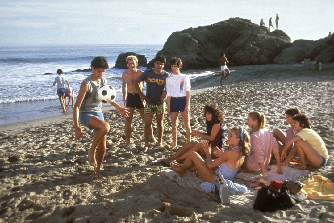 Daniel (Ralph Macchio, vorne l.) zieht mit seinen Eltern nach Kalifornien um. Doch zwischen den blonden, kalifornischen Surfern steht der dunkle Jun... - Bildquelle: Columbia Pictures