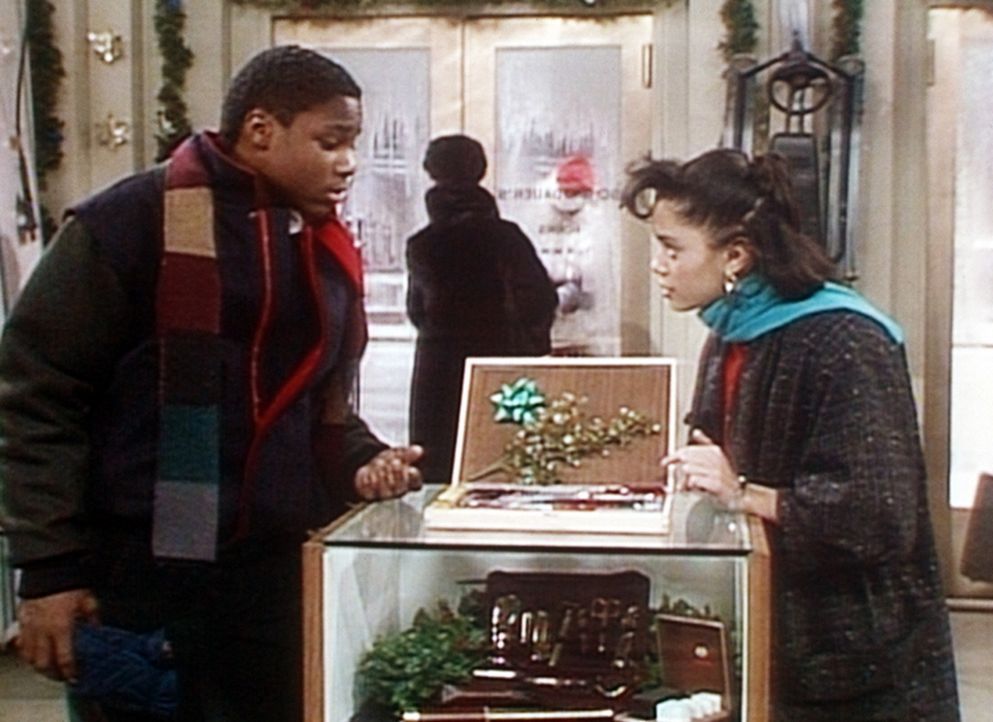 Theo (Malcolm-Jamal Warner, l.) und Denise (Lisa Bonet, r.) suchen in einem Geschäft nach einem passenden Vatertagsgeschenk für Cliff. - Bildquelle: Viacom