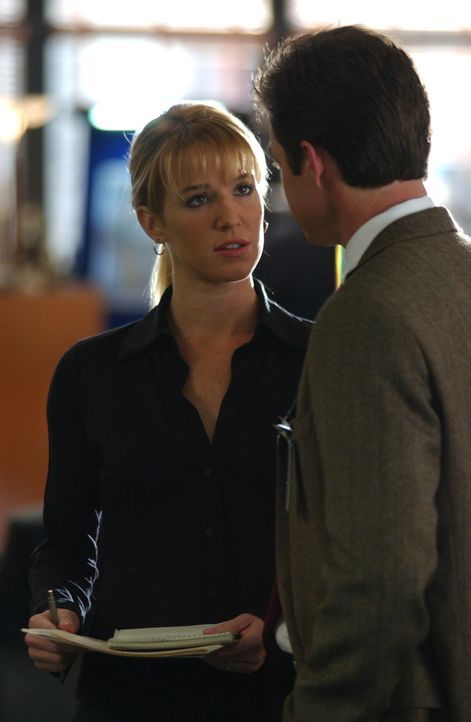 Martin Fitzgerald (Eric Close, r.) stellt Samantha Spade (Poppy Montgomery, l.) zur Rede. Er versteht nicht, dass sie immer noch nicht, zu ihrer Bez... - Bildquelle: Warner Bros. Entertainment Inc.