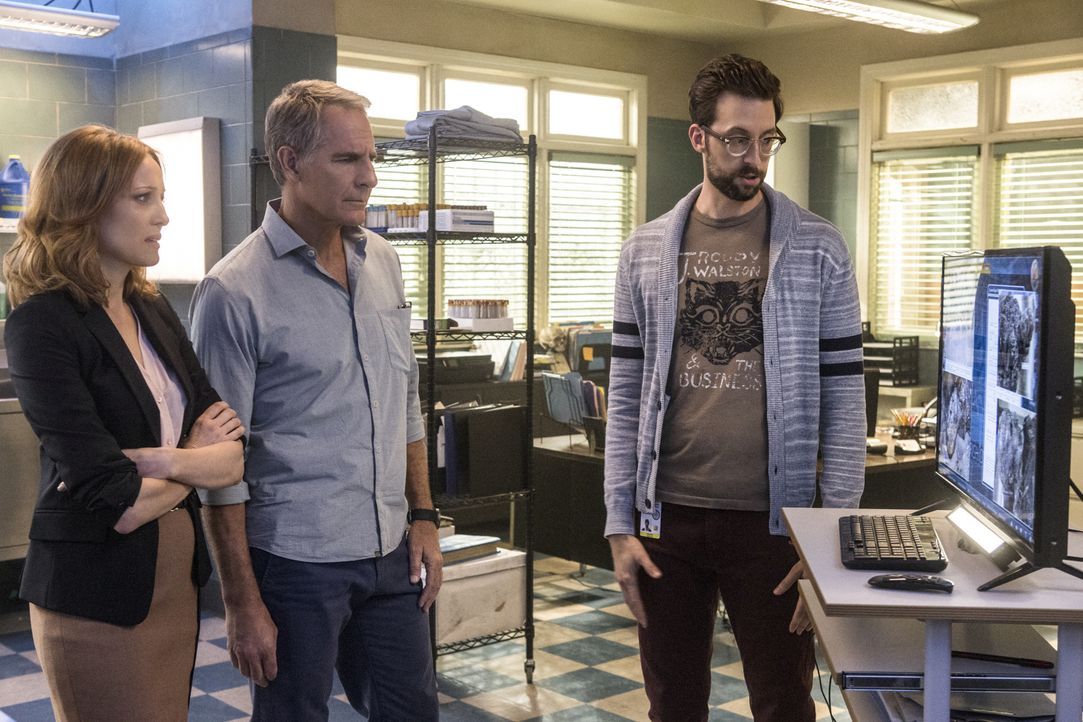Als ein australischer Royal Navy Lieutenant in New Orleans ermordet wird, bekommt das Team um Pride (Scott Bakula, M.) und Sebastian (Rob Kerkovich,... - Bildquelle: Skip Bolen 2015 CBS Broadcasting, Inc. All Rights Reserved / Skip Bolen