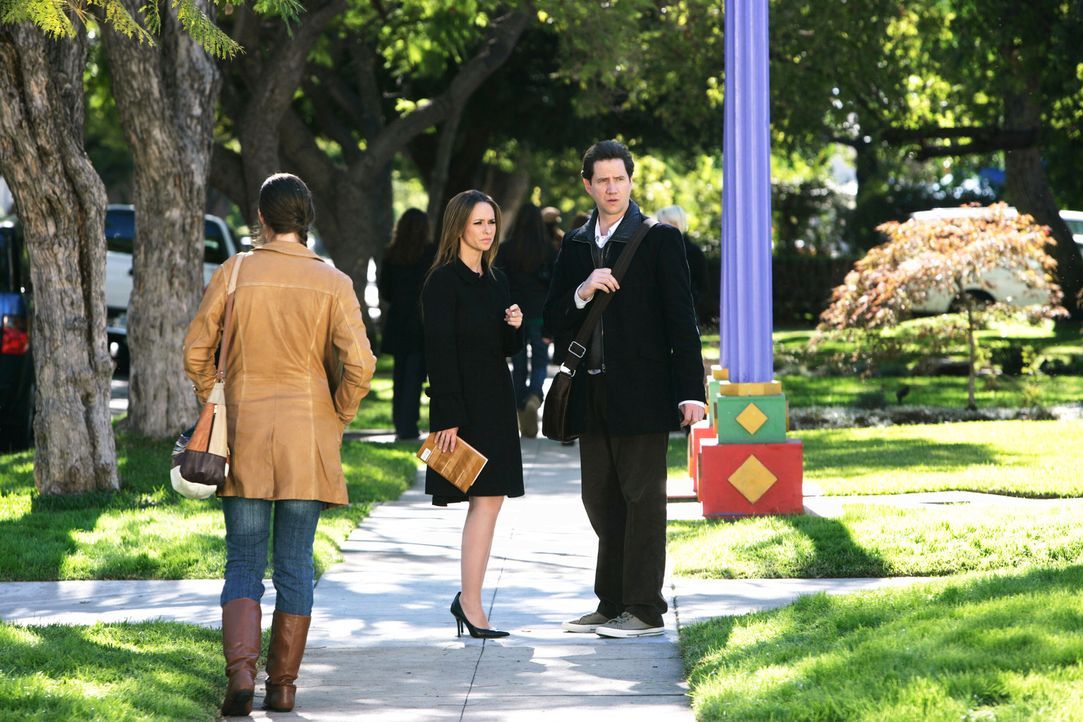 Eli (Jamie Kennedy, r.) und Melinda (Jennifer Love Hewitt, M.) machen eine seltsame Entdeckung ... - Bildquelle: ABC Studios