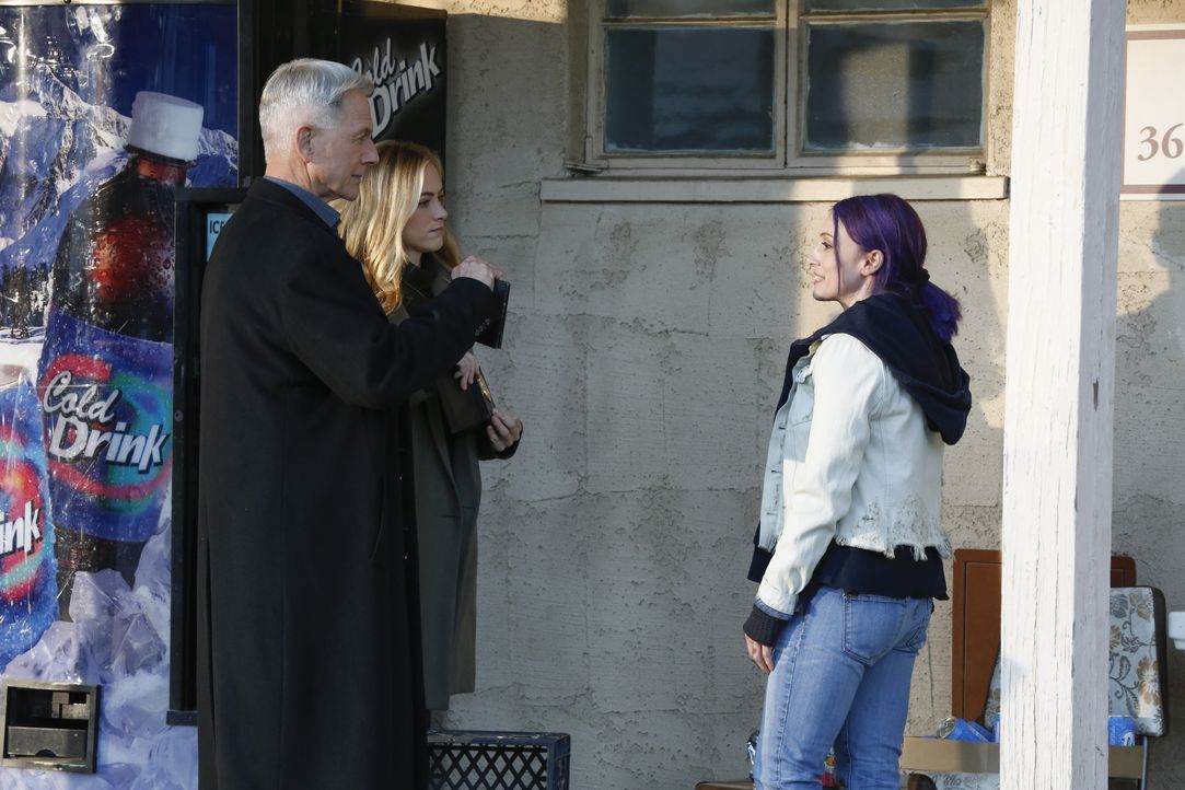 Was geschah vor 15 Jahren in McGees jetzigem Apartment? Gibbs (Mark Harmon, l.) und Bishop (Emily Wickersham, 2.v.l.) ermitteln und machen schon bal... - Bildquelle: 2016 CBS Broadcasting, Inc. All Rights Reserved