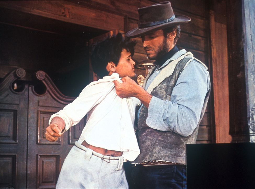 Monco (Clint Eastwood, r.) fasst nicht gerade mit Samthandschuhen zu ... - Bildquelle: United Artists