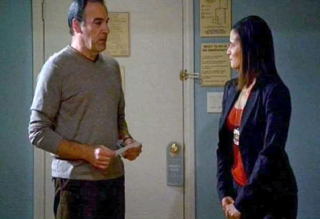 Special Agent Jason Gideon (Mandy Patinkin, l.) und Maggie Callahan (Dahlia Salem, r.) analysieren das Vorgehen des Serienvergewaltigers ... - Bildquelle: Touchstone Television
