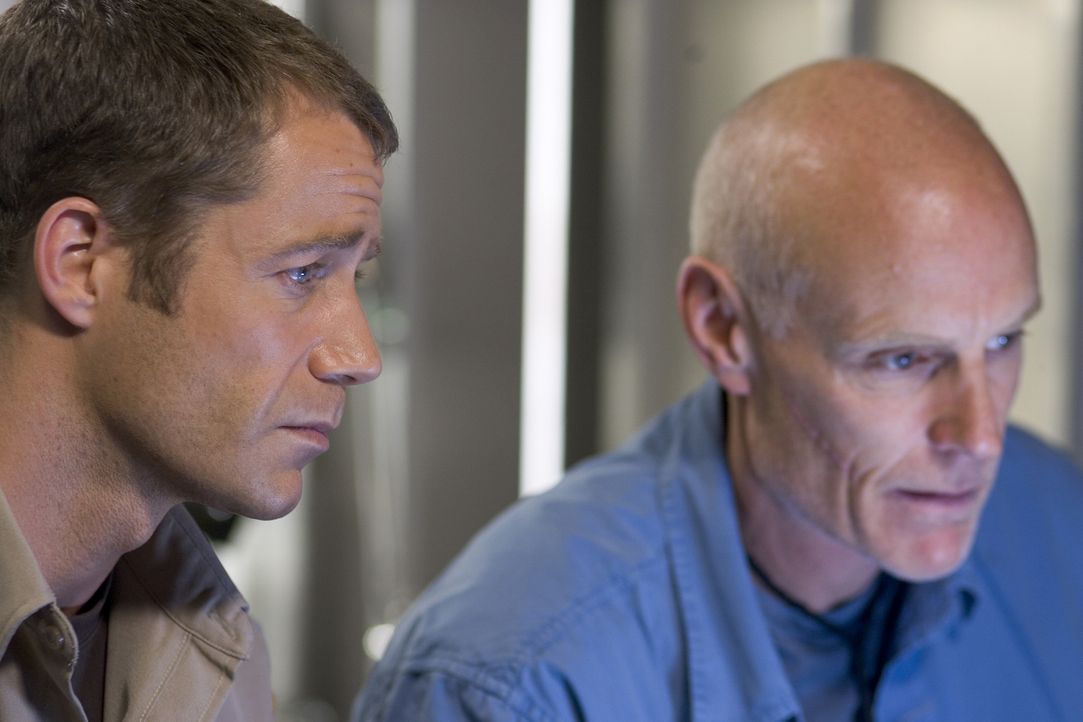Carter (Colin Ferguson, l.) wird mit einem geheimnisvollen Virus infiziert, der wie Taggart (Matt Frewer, r.) bereits herausgefunden hat, ziemlich g... - Bildquelle: Universal Television
